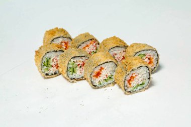 Bir yığın suşi düzgünce beyaz bir masaya dizilmiş..