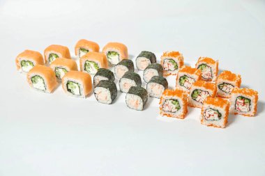 Cömert suşi ve nigiri çeşitleriyle süslenmiş beyaz bir masa..