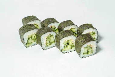 Bir grup suşi, çeşitliliklerini ve sunumlarını düzgünce dikey bir yığın halinde sergiliyor..