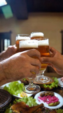 Dört arkadaş bir restoranda bira bardaklarını tokuşturur, bir yemeği ve iyi bir şirketi kutlarlar..