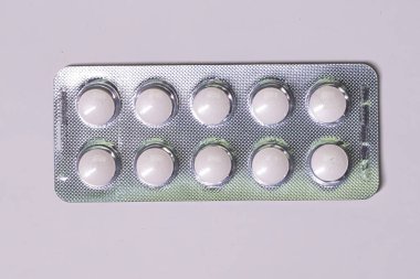 On beyaz haplı bir paket, dağıtılmaya hazır..