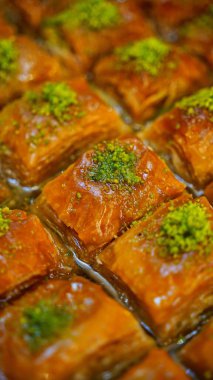 Üzerinde şam fıstığı olan altın baklava yakın plan..