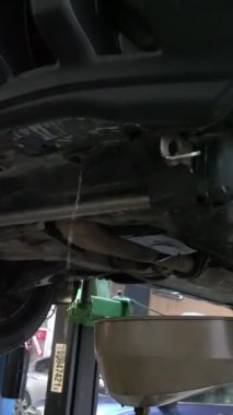 Arabanın motorundan akan sıvı aşağıdaki konteynıra boşalıyor..