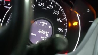 Uyarı ışığı aydınlatılmış bir araba torpidosu. Arka planda hız göstergesi görünür..