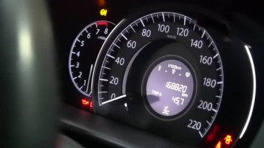 Arabanın gösterge panelinde düşük yağ uyarı ışığı var. Hız göstergesi 0 km / saat 'lik bir okuma gösteriyor.