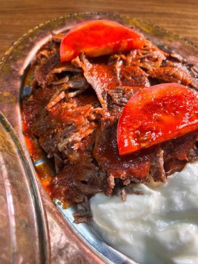 Lezzetli bir porsiyon Türk donör kebabı yoğurt ve domates. Kebap Türkiye 'de popüler bir sokak yiyeceğidir..