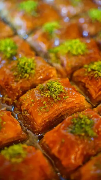 Fıstıklı, tatlı, sarımsaklı hamur işi..