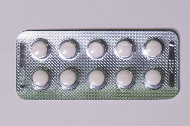 Gümüş su toplayan bir pakette bir paket beyaz hap..