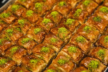 Fıstıklı taze fırınlanmış bir tepsi yakın plan..