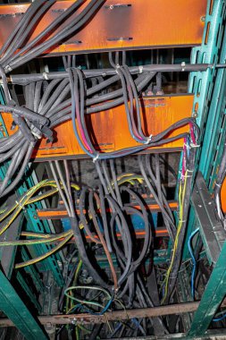Elektrik altyapısının karmaşıklığını vurgulayan karmaşık kablolardan oluşan bir endüstriyel elektrik panelinin yakın çekimi..