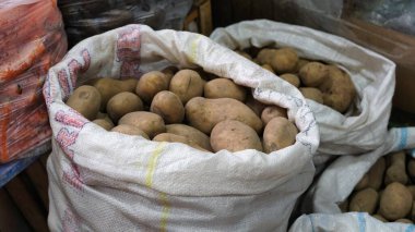 Açık hava pazarında patates çuvalları..
