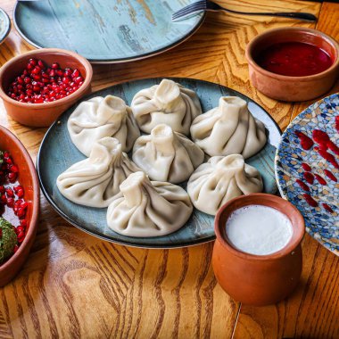 Yoğurtlu ve nar aromalı sıcak Gürcü Khinkali hamur tatlısı. Lezzetli görünüyor!