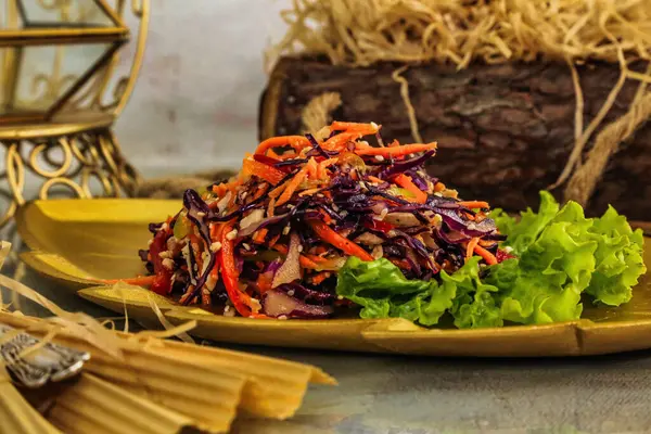 Sarı tabakta marullu lahana salatası yakın plan..