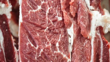 Etin mermer ve dokusunu gözler önüne seren çiğ sığır eti yakın çekimi..