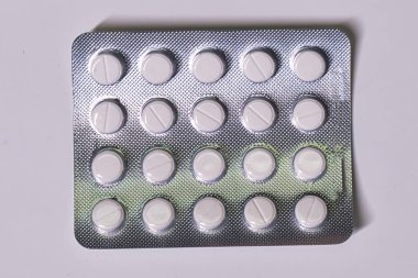 Bir paket beyaz hap, kullanıma hazır..