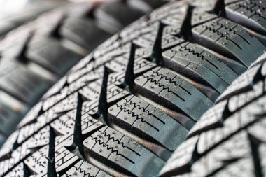 Bir kış lastiğinin karmaşık lastik izlerini gösteren yakın plan bir görüntü..