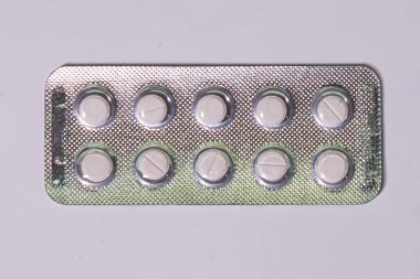 Gümüş su toplayan bir pakette bir paket beyaz hap..