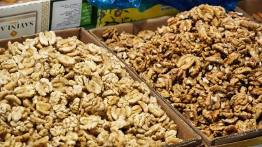 Cevizlerle dolu iki karton kutu, yerel bir markette satılmaya hazır..