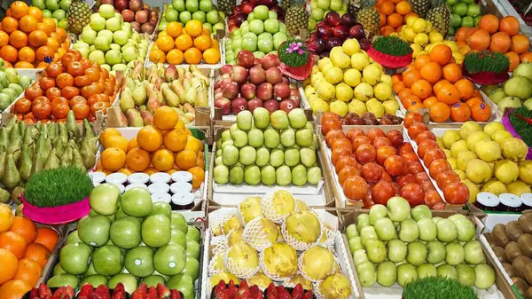 Bir markette düzenli olarak çeşitli taze meyveler sergilenir.