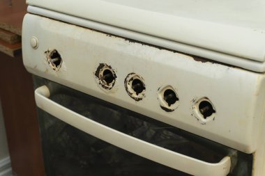 Mutfak fırınında yıpranma izleri var. Birkaç tane de hasarlı düğme var. Yüzey lekelenmiş ve paslanmış, bu da ihmalkarlığı gösteriyor..