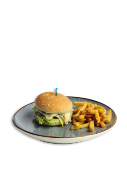 Marulla kaplanmış taze bir hamburger, dekoratif mavi bir tabakta altın ve çıtır patates kızartmasının yanında duruyor..