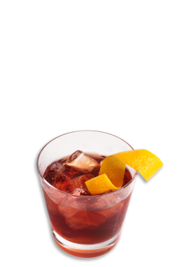 Buz küpleriyle taze bir kokteyl ve bir dilim limon beyaz arka planda sergileniyor, yaz toplantıları veya kutlamalar için mükemmel..