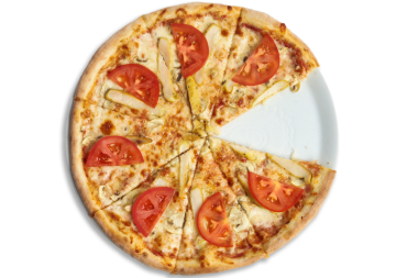 Yeni pişmiş bir pizzada taze domates dilimleri ve temiz bir sunum için beyaz bir zemin üzerine kurulmuş tek bir dilim çıkarılmış..