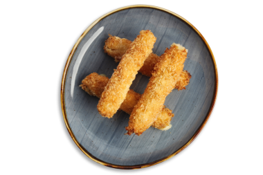 Altın kahverengimsi abur cuburlar gri bir tabakta sanatsal olarak düzenlenir. Çekici dokuları ve çıtır çıtır çıtır çıtır görünürler..