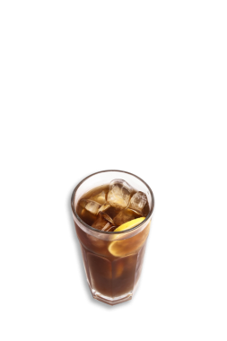 Bir dilim limonla süslenmiş buzlu çay ve buzla dolu bir bardak, temiz, beyaz bir zemin üzerinde oturur, susuzluğunu gideren bir içecek sergiler..