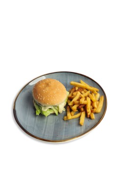 Marullu lezzetli bir hamburger şık bir tabakta altın patates kızartmasının yanında oturur, hepsi beyaz bir arka planda..