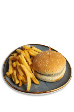 Susamlı hamburgerin üstünde mavi bir tabakta kızarmış altın patates ile beyaz bir zemin üzerinde..