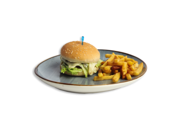 Ağız sulandıran bir hamburger, marulla kaplanmış, kırsal bir tabakta gevrek patates kızartması ile servis ediliyor ve temiz beyaz bir arka plan sunuluyor..