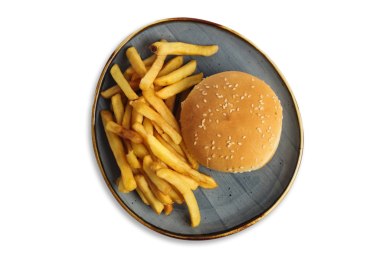 Susamlı yeni yapılmış bir hamburger mavi bir tabakta cömert bir patates kızartmasının yanında oturur ve sunumu güçlendirir..