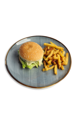 Marulla kaplanmış lezzetli bir hamburger, beyaz arka planda kızarmış patates kızartmasının yanında duruyor..