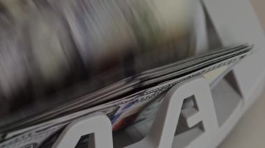 Para birimlerini sınıflandıran, finansal kurumlarda güvenli işlemler için banknotları etkili bir şekilde düzenleyen, süreci eylem halinde gösteren bir makine.