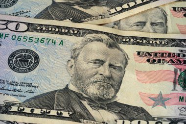 Yazılı tasarımın detaylı özelliklerine ve Amerikan para birimini gösteren tarihi bir figürün portresine sahip birkaç 20 dolarlık banknota yakından bakın..