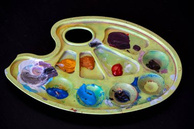 Boya paleti birden fazla renk taşır, canlı ve sessiz gölgeleri dairesel bir düzende harmanlarlar. Her bölüm renk harmanlama ve yaratıcılık izlerini gösterir.