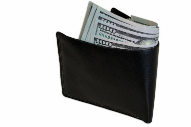 Parlak siyah deri bir cüzdanın içinde düzgün katlanmış nakit para var. Ayar, cüzdanın tasarımı ve günlük finansman için pratik kullanımını vurgular.