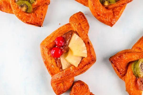 Kirazlı, ananaslı ve kivili lezzetli hamur işleri altın kahverengi bir kabuk sergiliyor. Bu da onları her durum için mükemmel yapıyor..