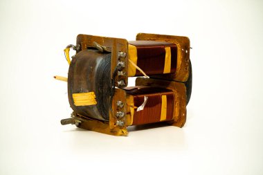 Sarı yalıtımlı bakır sarmal içeren iki elektrik bobini, karmaşık tasarım ve yapılarını gösteren bir açıyla yerleştirilmiştir..