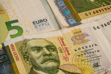 Beş avroluk bir banknota yakından bakmak ve Bulgar para biriminin karmaşık tasarımları ve tarihi figürleri sergilemesi.