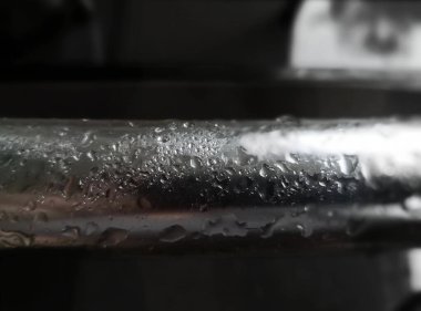 Bulutlu günler, metal sandalyedeki yağmur damlaları.