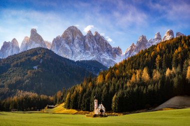 Gündoğumunda San Johann Kilisesi 'nde Dolomitler arka planda.