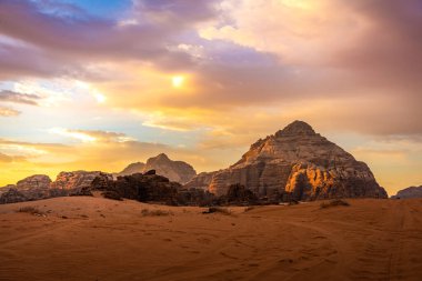 Ürdün 'deki Wadi Rum çölünde inanılmaz bir gün batımı.