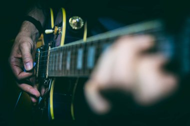Elektro gitar çalan erkek ellerinin yakın çekimi