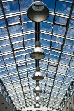 Gökyüzünü görebileceğiniz modern bir binanın cam çatısı ve aydınlığı.