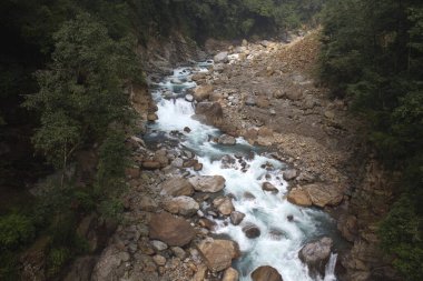 Sikkim 'deki nehirler, berrak mavi dağ sularıyla bölgeyi inanılmaz derecede heyecanlandırıyor. Bu tatlı su nehirleri, görkemli Himalayalar 'dan akan en güzel manzaralı nehirler arasındadır..
