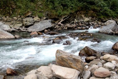 Sikkim 'deki nehirler, berrak mavi dağ sularıyla bölgeyi inanılmaz derecede heyecanlandırıyor. Bu tatlı su nehirleri, görkemli Himalayalar 'dan akan en güzel manzaralı nehirler arasındadır..
