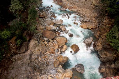 Sikkim 'deki nehirler, berrak mavi dağ sularıyla bölgeyi inanılmaz derecede heyecanlandırıyor. Bu tatlı su nehirleri, görkemli Himalayalar 'dan akan en güzel manzaralı nehirler arasındadır..