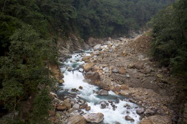 Sikkim 'deki nehirler, berrak mavi dağ sularıyla bölgeyi inanılmaz derecede heyecanlandırıyor. Bu tatlı su nehirleri, görkemli Himalayalar 'dan akan en güzel manzaralı nehirler arasındadır..